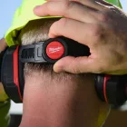 Milwaukee BOLT100 jól-láthatósági sárga védősisak nem szellőző