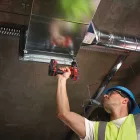 Milwaukee M18 BDD-202C akkus fúrócsavarozó 18V 2x2,0Ah