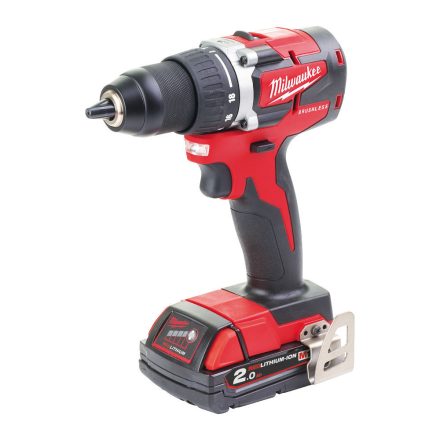 Milwaukee M18 CBLDD-202C akkus szénkefe nélküli fúrócsavarozó 18V 2x2,0Ah